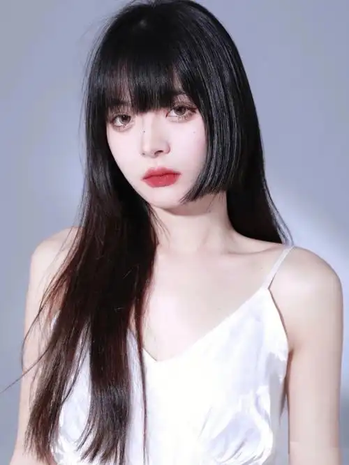 今日发型  又a又甜酷,锁骨发公主切,搭配今年超火的耳边染,经典白金