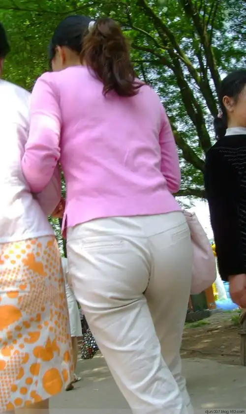 夏日诱惑:米色薄裤少妇