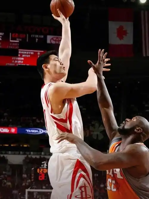 篮球巨星奥尼尔惊喜造访姚明家二人互赠礼物共度佳节豪宅曝光