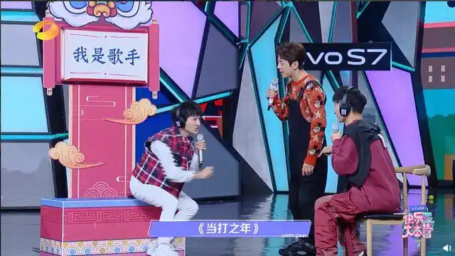 的配合也是让人有点"哭笑不得",李维嘉提醒道:"你参加的一个综艺节目"