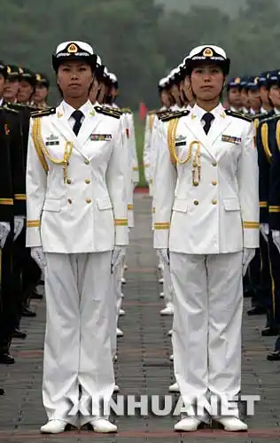图文解放军新式海军女军官礼服