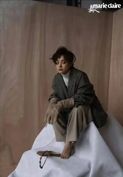 41岁孙俪颜值回春啦!新大片穿粉色深v裙罕见展现诱惑一面,超美