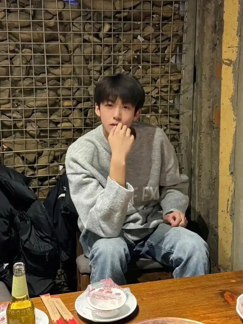 都说人红是非多 可是他只是一个19岁的男孩 何必对他充满那么 - 抖音