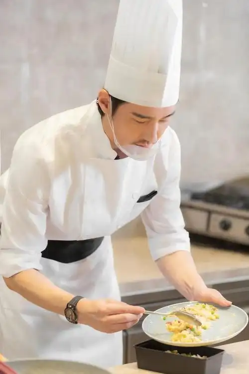 原创50岁胡兵穿厨师装帅气逼人身材健硕挺拔模特界美男毫无油腻感