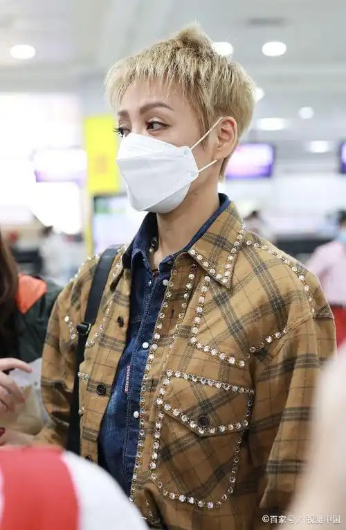 宁静金色短发穿格子衫气场十足 开启《爱乐之程》获粉丝热情送机