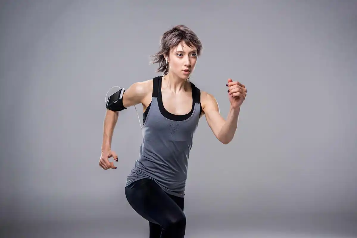 跑步运动中的苗条女人