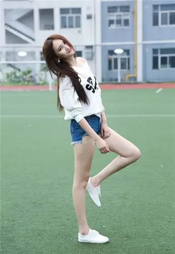 运动场上长腿美女惹人注目图片