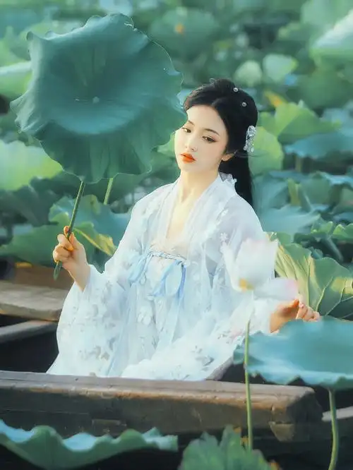 治愈古风色调穿上汉服你就是荷花仙子