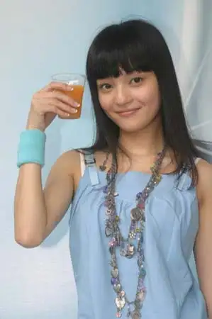 组图:小天后张韶涵代言 台上兴奋时胸带外露