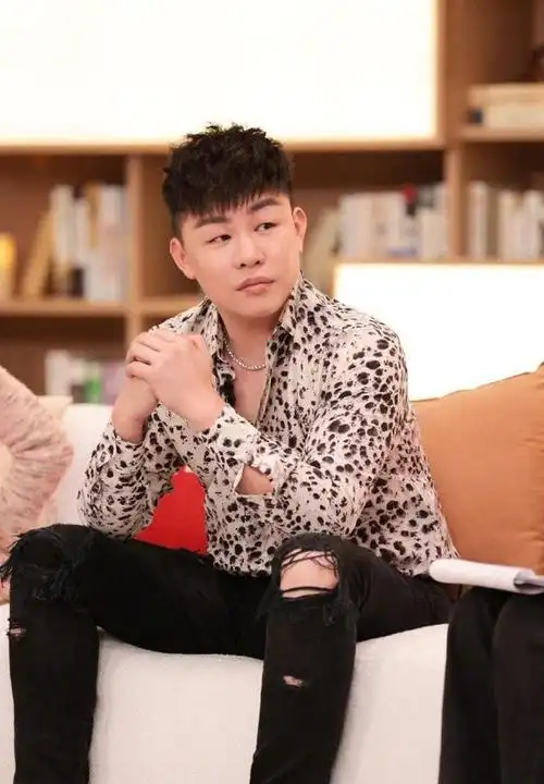 网曝胡彦斌有新恋情新女友神似郑爽网友喊话该结婚了