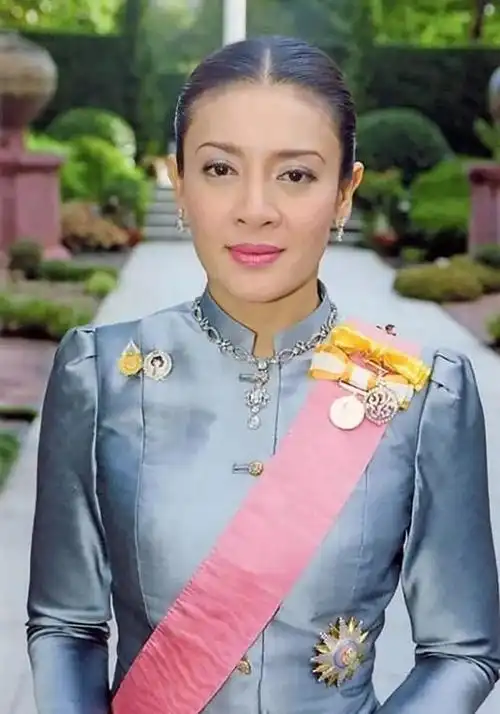 泰国前王妃西拉米飞上枝头变凤凰,43岁被废后关押寺庙,下场凄凉