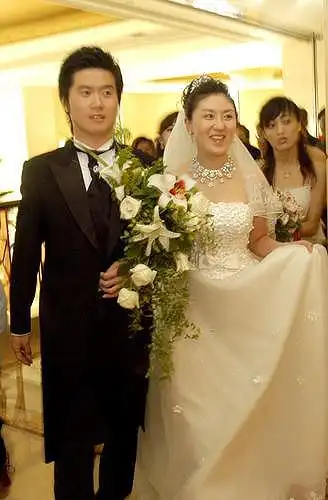 图文肇俊哲婚礼隆重举行郎才女貌共赴结婚礼堂