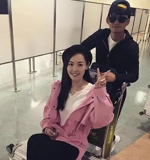 因为王宝强这样的做法,马蓉才能在出轨事件曝光后,轻易地转移掉王宝强