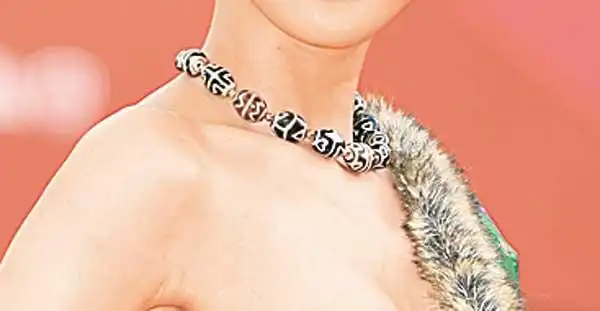 黄圣依佩戴亿元天珠 威尼斯红毯抢尽风头