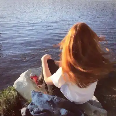 简约清爽的女生头像