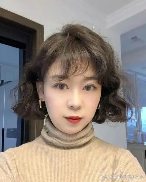 短发烫个卷可以让你看起来更有活力,俏皮感慵懒感满满,头发烫完后蓬松