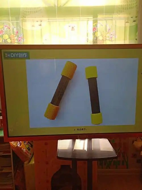 本周手工《杠铃》在观看图片的同时老师也讲述了杠铃的作用,也让孩子
