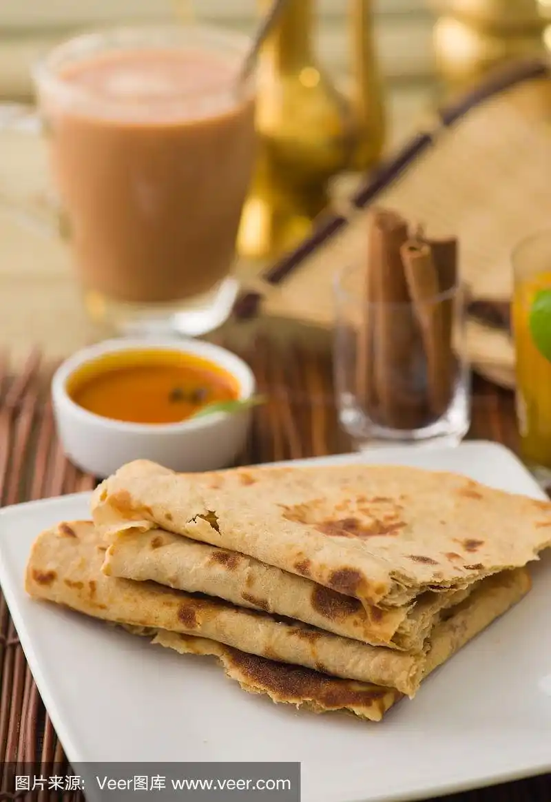 印度薄饼,一种印度扁平面包,通常与咖喱一起食用