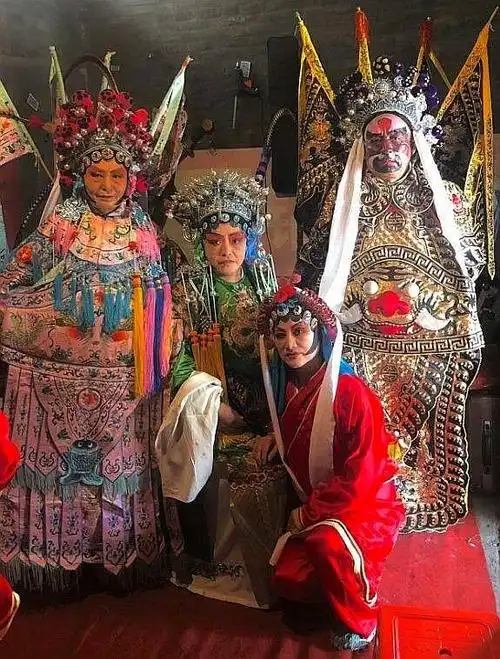 素装彩扮聚梨园,酣畅淋漓咏叹～～～大阳泉庙会期间,晋剧票友的精彩