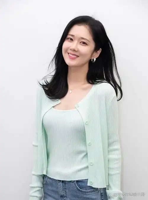 《刁蛮公主》42岁张娜拉晒近照,戴眼镜如少女,笑眼盈盈五官精致