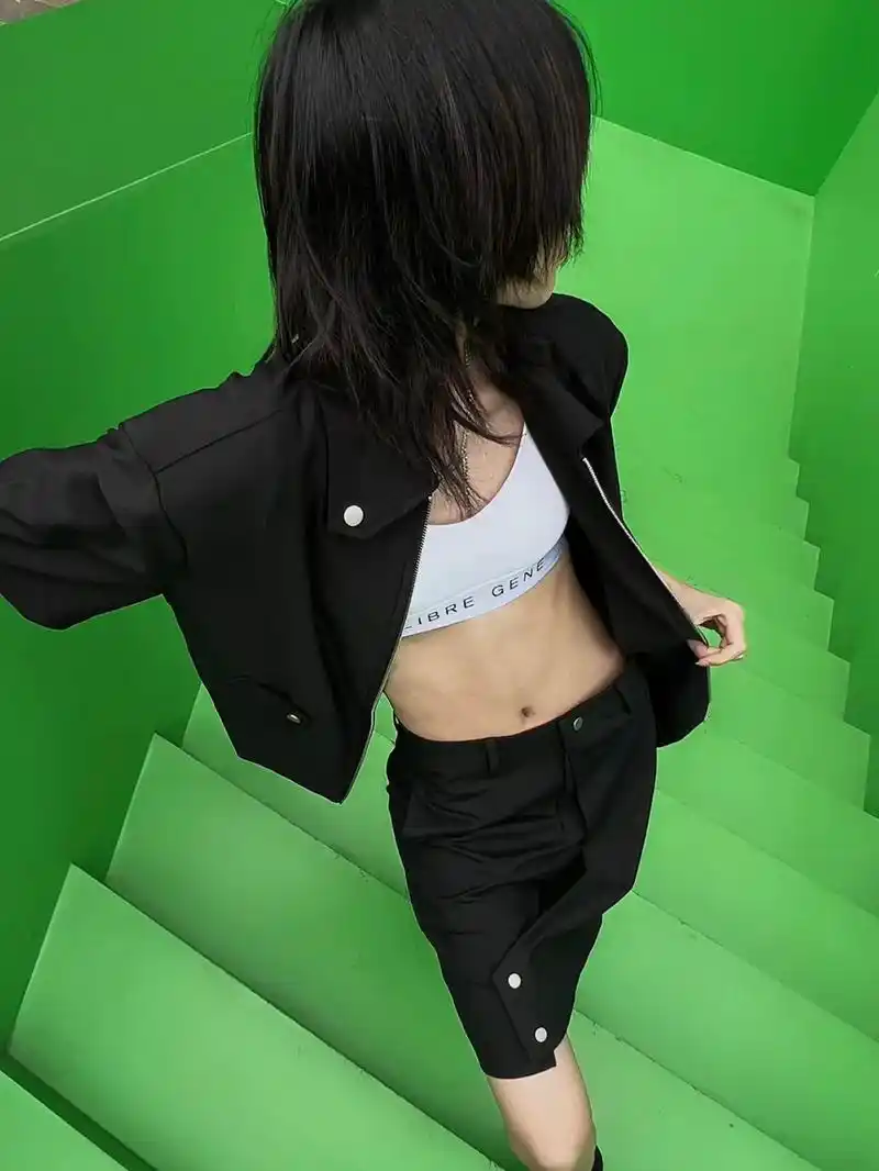 嗯嗯有腹肌起码四块,只是不太明显#大帅哥 #禁欲系 #高冷脸 - 抖音