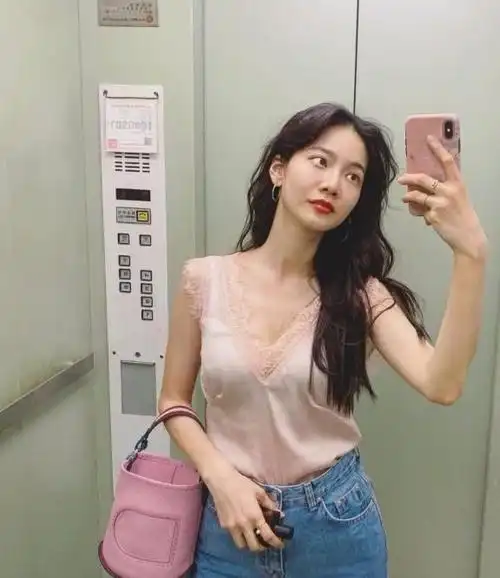 31岁曾之乔太爱在电梯自拍了每套穿搭都个性时尚辰亦儒知道吗