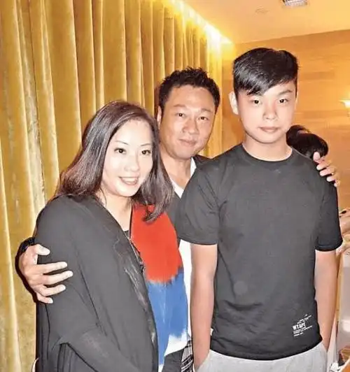 黎耀祥与妻子庆结婚25年夫妻携手切蛋糕获甜蜜表白感恩有你