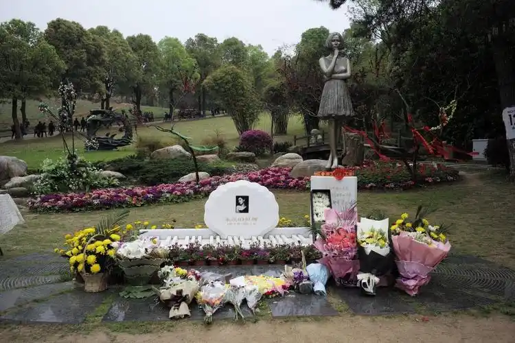 姚贝娜墓前花团锦簇 人们没忘记这个音乐天使 - 娜样芳华资讯网