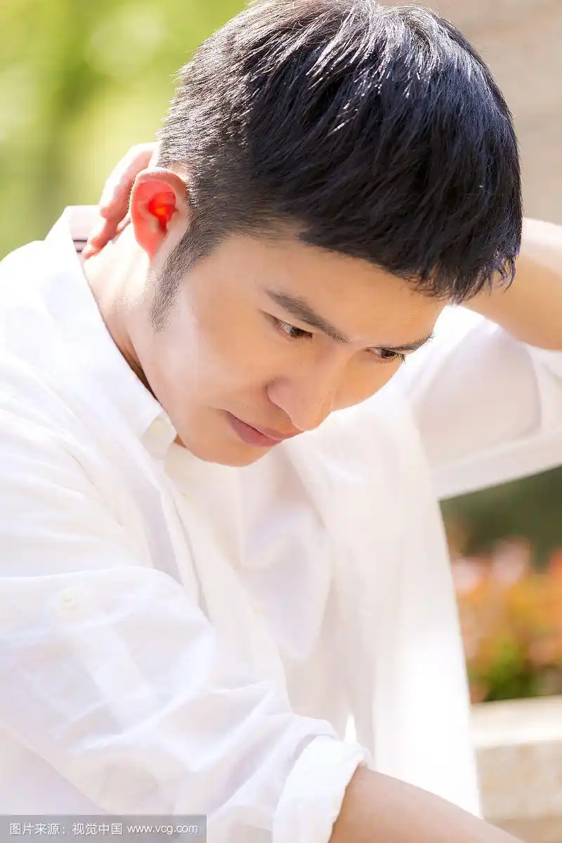 低头思考的青年男人