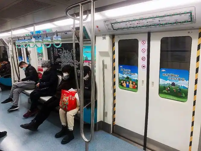 地铁10号线"文明专列"车厢内.png
