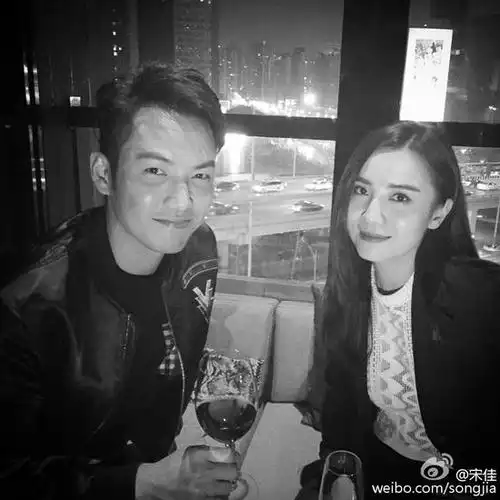 宋佳与钟汉良宋佳与张曼玉新浪娱乐讯 今天凌晨,小宋佳[微博]在微博上