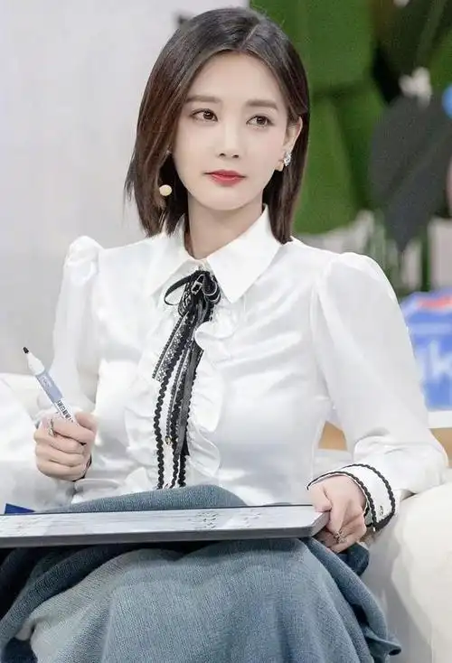 俏皮淑女风穿搭还得看李一桐,简约的衬衫和针织衫,穿出精致感