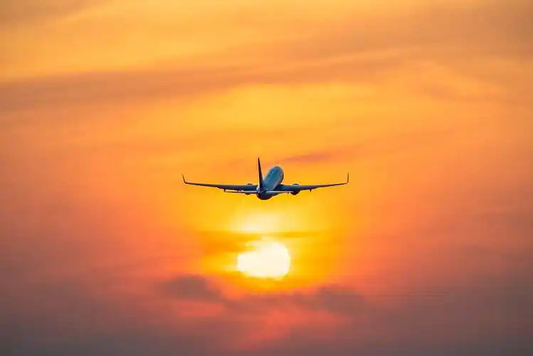 起飞的飞机与太阳剪影