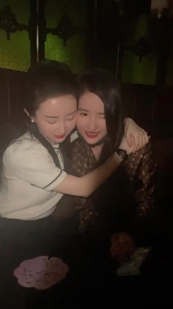 舒畅刘亦菲真神仙友谊了从《金粉世家》到现在,两位plmm这么多年都