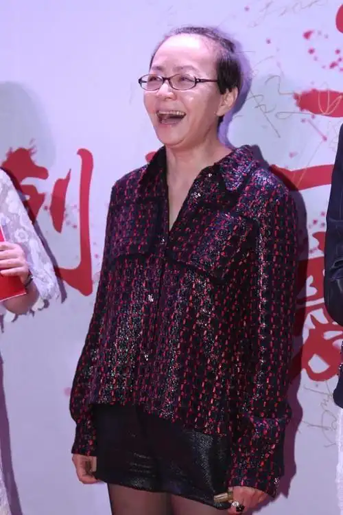 宋丹丹的身材真不像是奶奶辈的人短裤配长靴身材好纤细