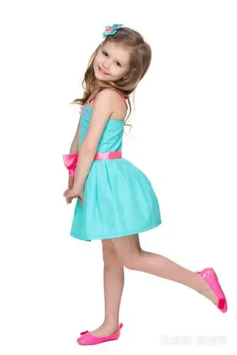 快乐的小女孩的侧面肖像