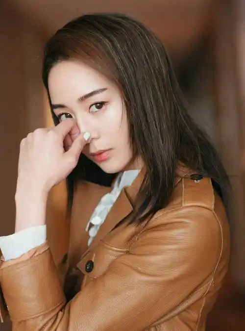 原创37岁张钧甯身穿黑色皮革裙出席活动鞭炮编发显得野性十足