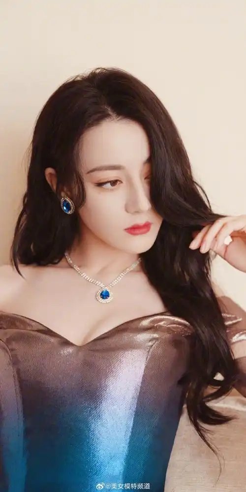 迪丽热巴卷发红唇