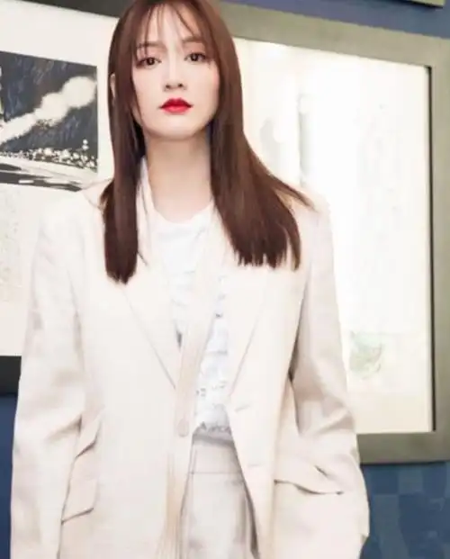 陈乔恩与白色西装,演绎的不只是女人的魅力