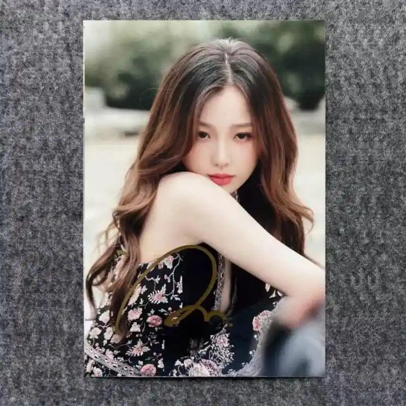 虞书欣亲笔签名照