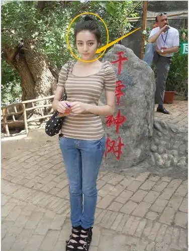 迪丽热巴清纯旧照曝光,"非主流"风格惹争议,如今成清冷女神!