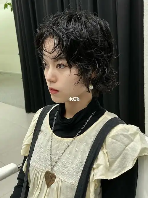 很多客人说短发烫发会老气, 其实剪裁非常重要,剪裁不好就会老气然后