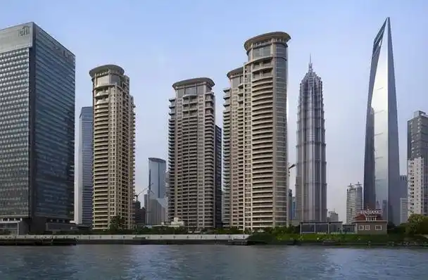 滨江大道边的汤臣一品项目,包括4栋极其奢华的滨江别墅和1栋高档会所