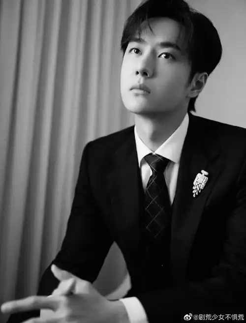 王一博侧颜下颚线