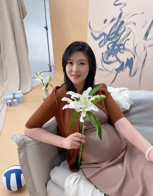 惠若琪晒大肚孕照,人美腿长状态好,圆圆肚子网友盲猜怀的女孩