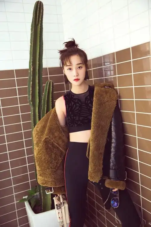 蓝盈莹身材是真的好,而且身高也不矮,跟自己的男朋友站在一起走,在