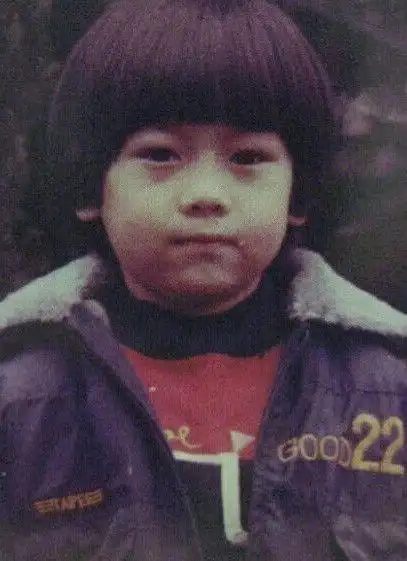 林志颖双胞胎近照,老三比老二胖不少,弟弟学哥哥小动作超可爱!