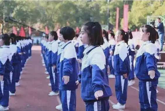 山东临沂一中学多名家长吐槽校服太瘆人回应汉服风格穿起来很漂亮2