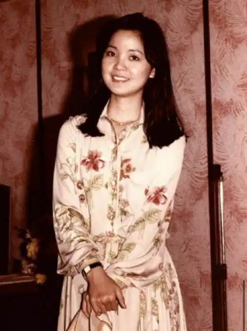 重温邓丽君的那些穿搭你会发现时尚是个轮回优雅永不过时