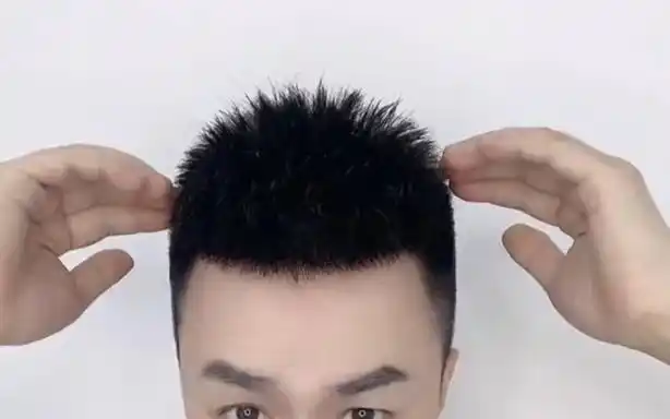 小哥不远千里来店定制这款男士假发短发小寸头,清凉透气,简单好打理